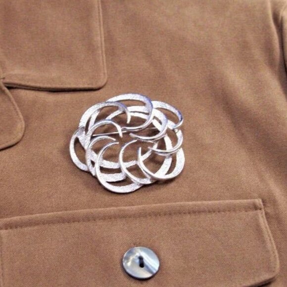 Sarah Coventry Frosted Curl Rib Pin Brooch Silver Tone - Picture 2 of 4